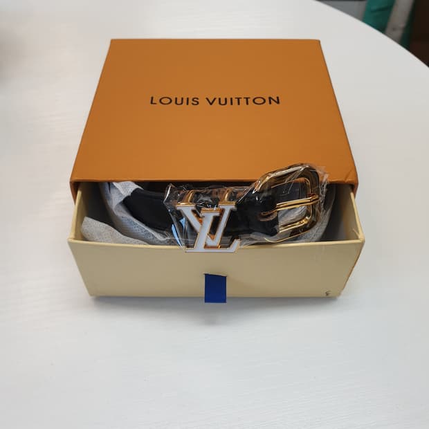 루이비통 여성 화이트 버클 블랙 벨트