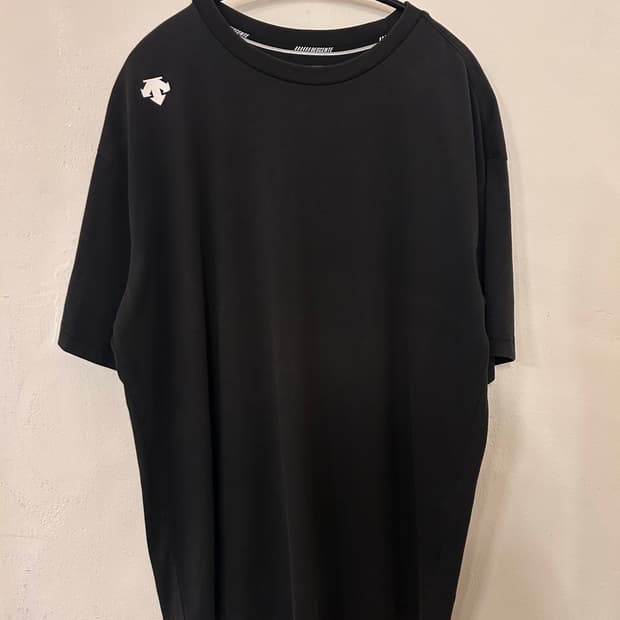 데상트 블랙 반팔 티셔츠 M (실측 100-105)