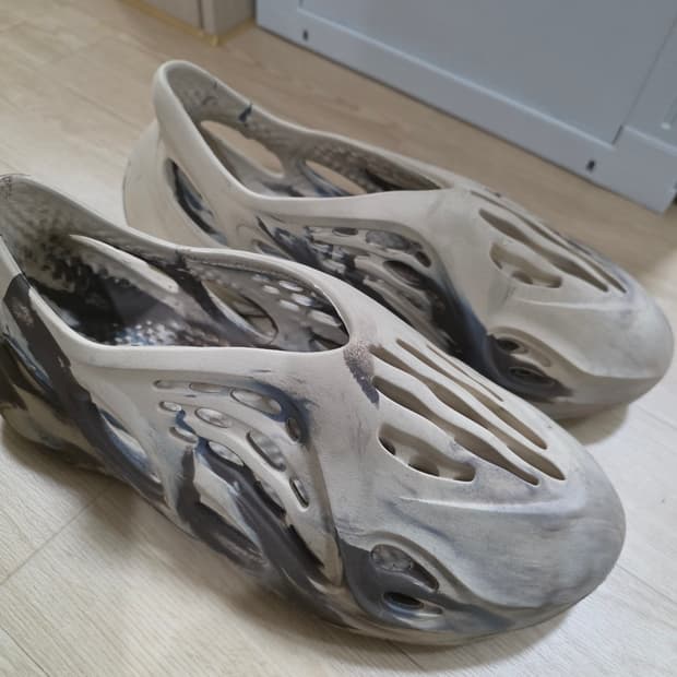 아디다스 이지 폼 러너 275