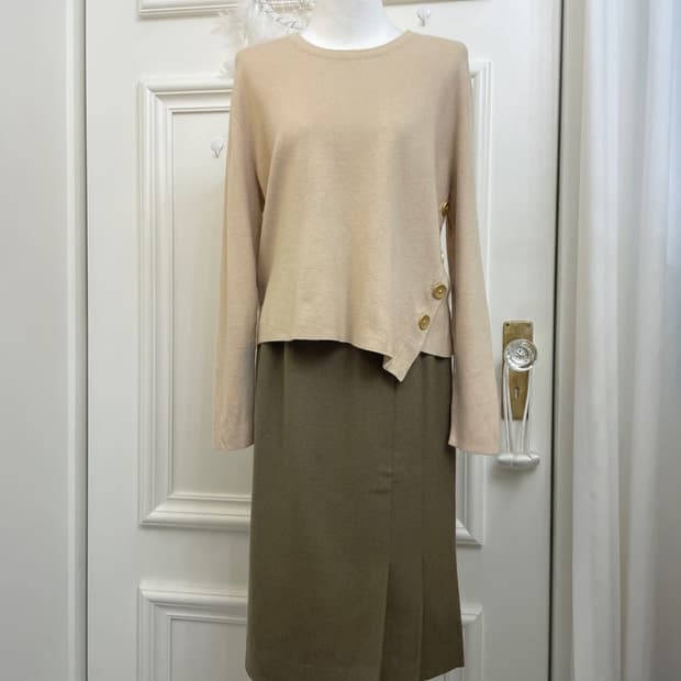 beige unbalance wood button soft knit to