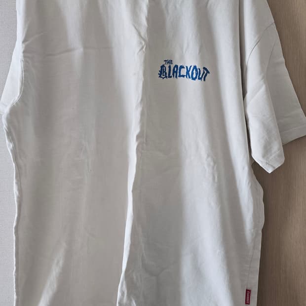 블랙아웃 티셔츠