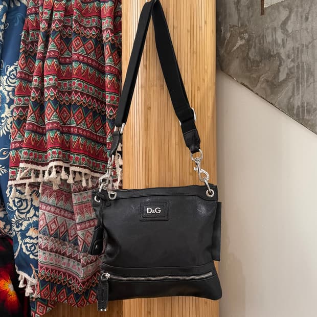 돌체앤가바나 블랙 레더 로고 크로스 백