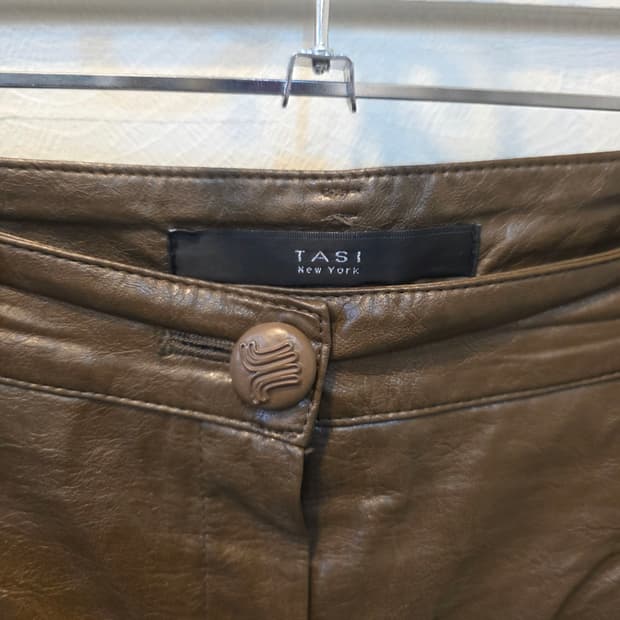 TASI 뉴욕 인조가죽 통반바지 브라운
