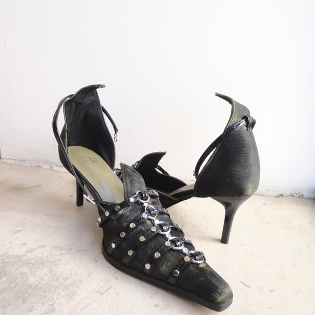 Crack point stud detail heels