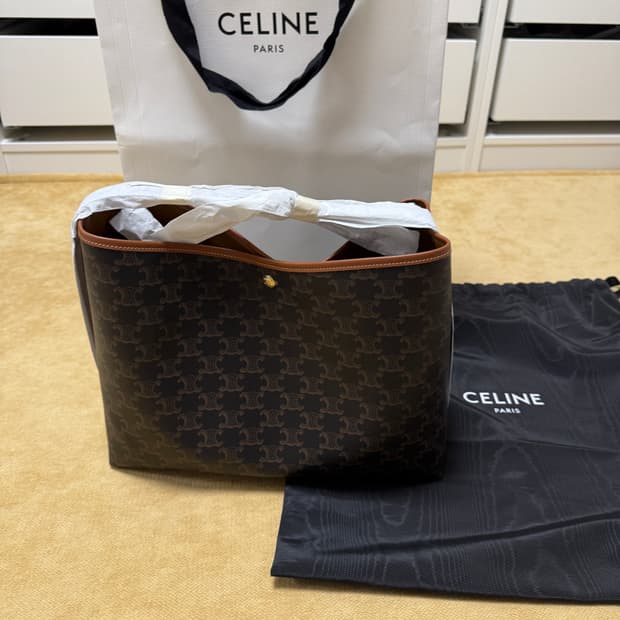 셀린느 소프트 쇼퍼백 트리옹프 새제품