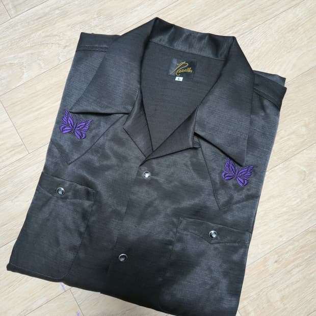 L) 블랙 니들스 숏슬리브 카우보이 원업 폴리 슬럽 사틴 셔츠