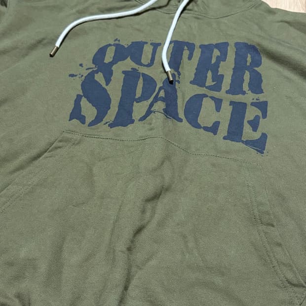 에즈카톤 후드티입니다