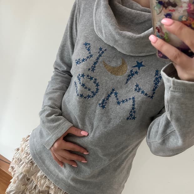 히스테릭 글래머 별과 달로 만들어진 Lick Me 목폴라 롱슬리브 긴팔티