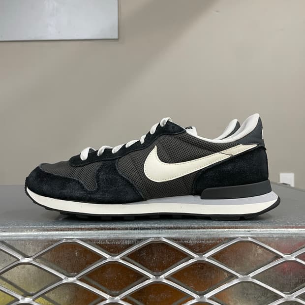 나이키 인터내셔널리스트 블랙 화이트 255