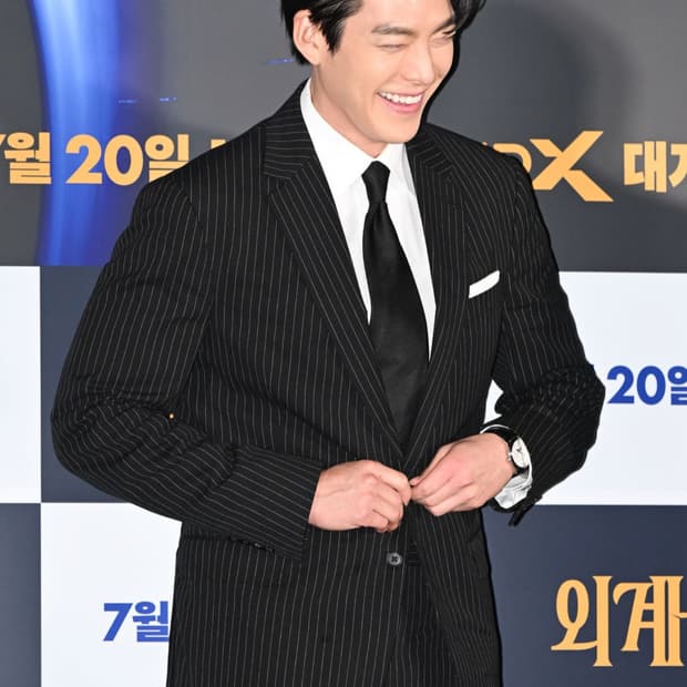 김우빈의 피지컬 실루엣, 스카발의 권위로 완성하는 톰 포드 스타일
