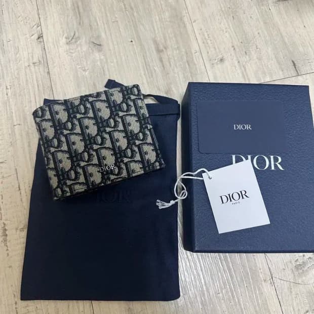 디올 반지갑 거의 새거 (이체시 35)