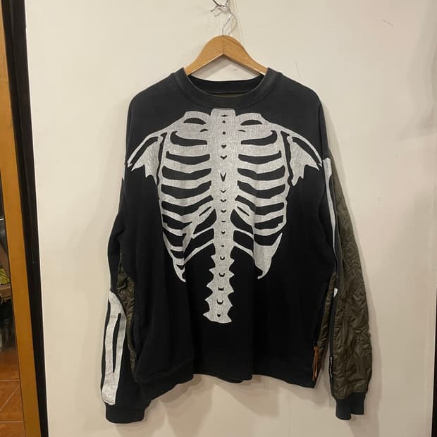 캐피탈 본 퀼팅 맨투맨