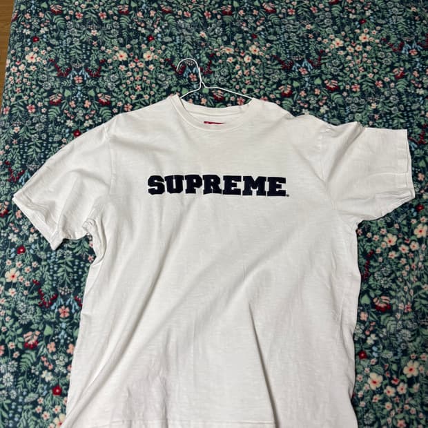 슈프림 컬리지 로고 흰색 티셔츠