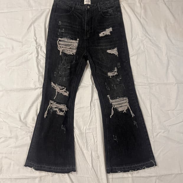 Boots cut destroy denim