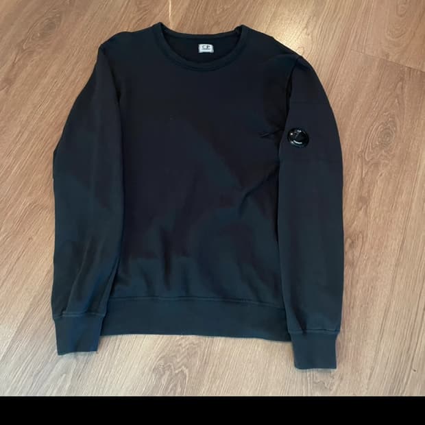 C.P. 컴퍼니 렌즈 와펜 스웨트셔츠 블랙 맨투맨 쿨거시네고