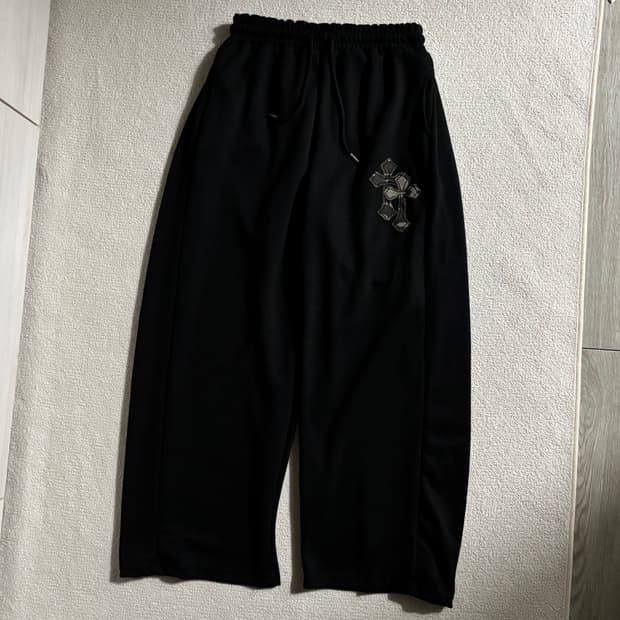 보세 카모 십자가 자수 핀턱 트레이닝팬츠 블랙