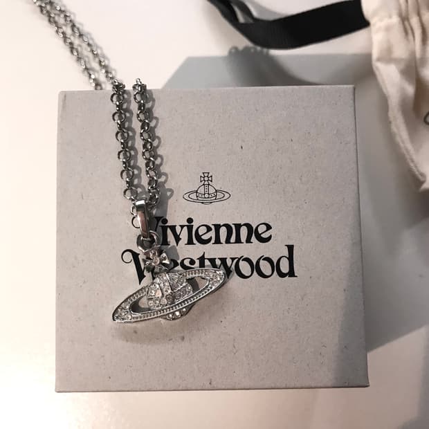 비비안웨스트우드 바스 릴리프 목걸이 실버
