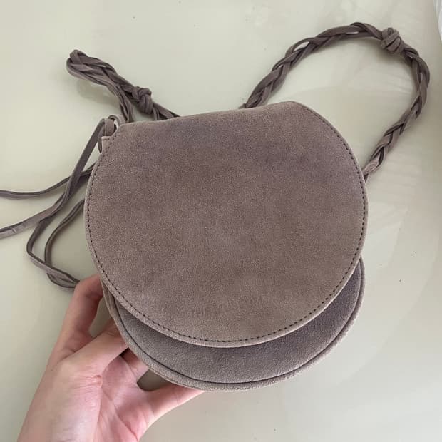 더뮤지엄비지터 미니 레더백 퍼플