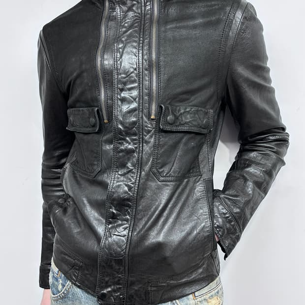 솔리드 옴므 하이브리드 지퍼 넥 레더 자켓