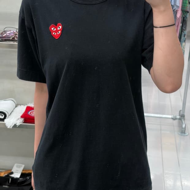 꼼데가르송 더블하트 와펜 반팔 티셔츠 블랙