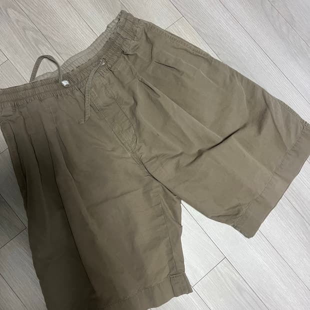 러프사이드 이지 플리츠 쇼츠 머드 색상 2사이즈