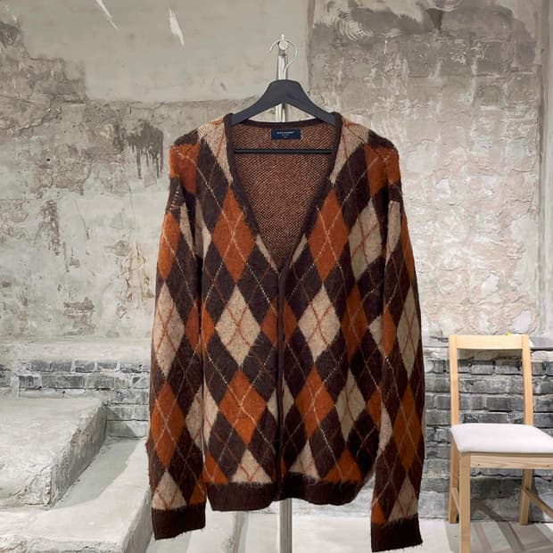 백 넘버 브라운 아가일 아크릴 가디건