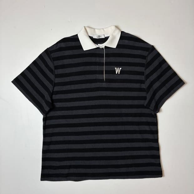 WMM Studios 로고 스트라이프 카라 반팔 티셔츠 PN9696