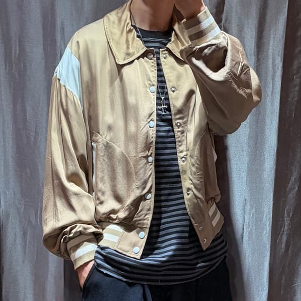 (새상품) M-L 벌스데이수트 24ss 사틴 스타디움 딥베이지 자켓
