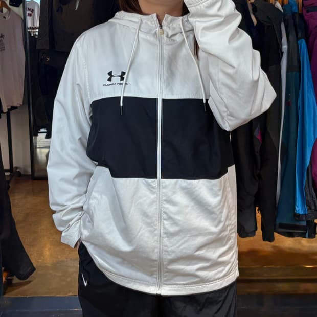 언더아머 배색 바람막이