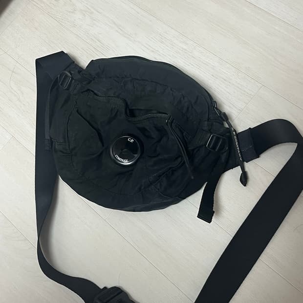 cp컴퍼니 렌즈와펜 크로스백