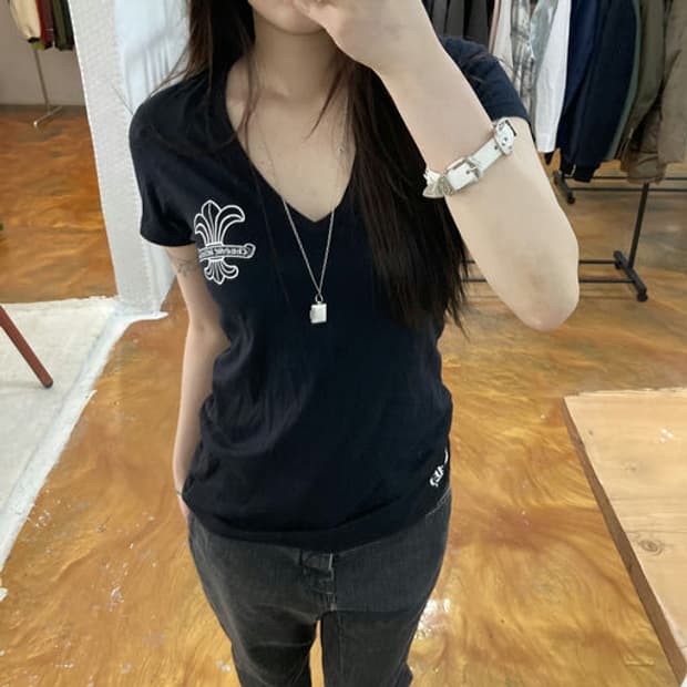 크롬하츠(Chrome Hearts)로고 프린팅 블랙 브이넥 반팔 티셔츠