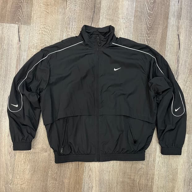 나이키 NSW 솔로 스우시 우븐 트랙 자켓 블랙 m사이즈 팝니다