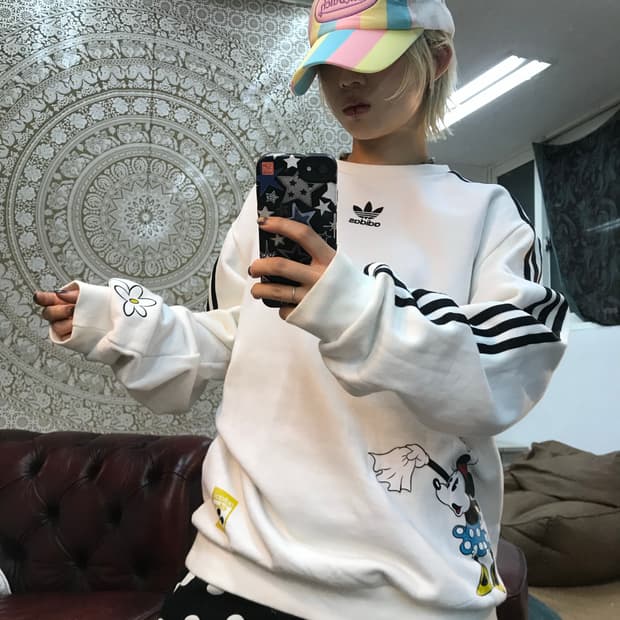 아디다스 x디즈니 프린팅 맨투맨 