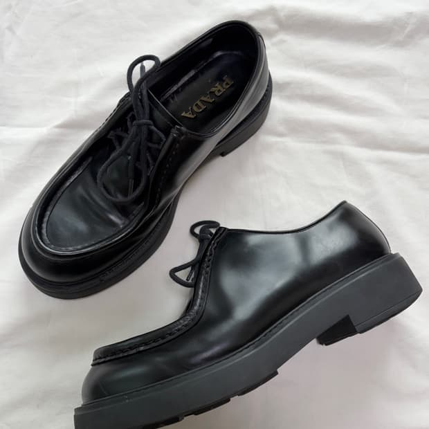 프라다 오파크 브러쉬드 레더 레이스업 슈즈 블랙 Prada 더비
