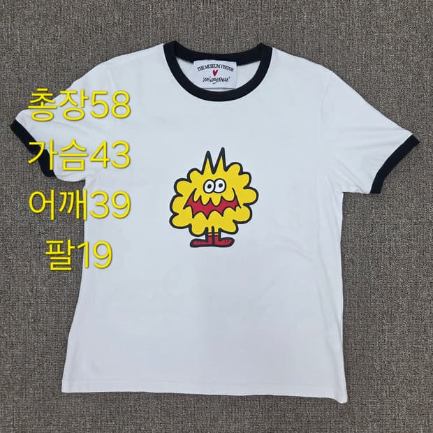M 존버거맨x더뮤지엄비지터 캐릭터 반팔 화이트