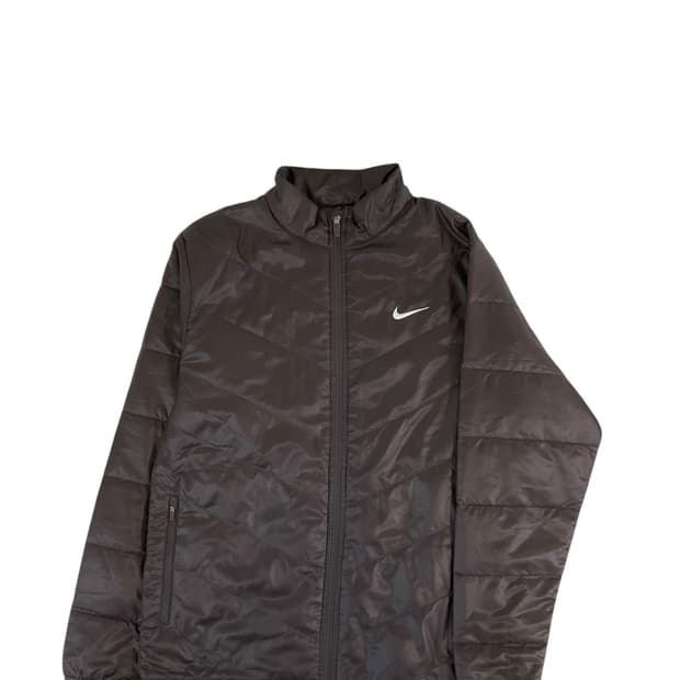 Nike (L)
