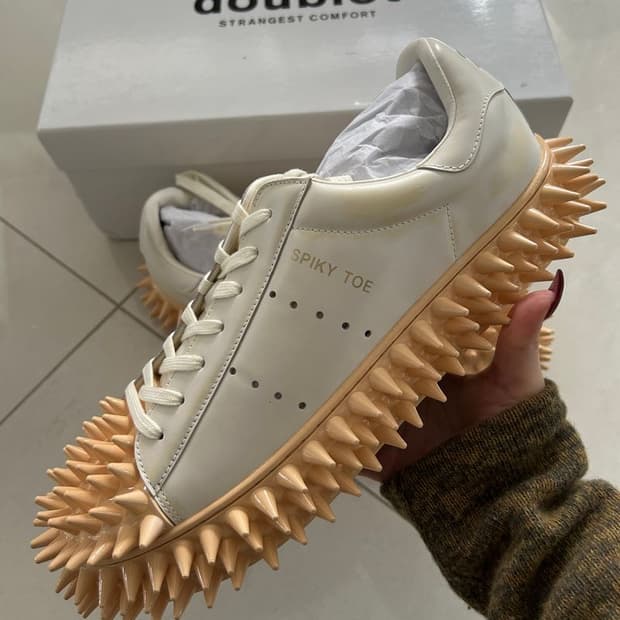 SPIKEY LEATHER SNEAKER 스파이크 가죽 스니커즈