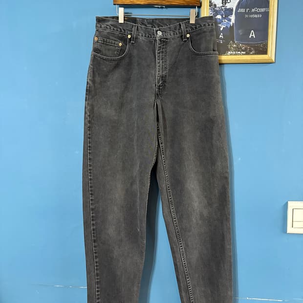 90-00‘s Levi's 560 Black denim pant.