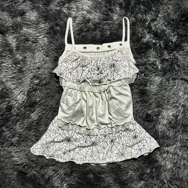 화이트 가슴 펀칭 거미줄패턴 캉캉 슬리브리스