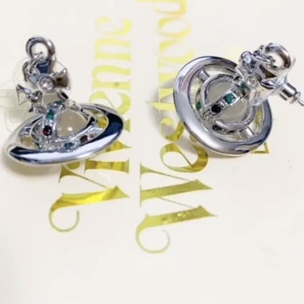 실버 색상의 비비안웨스트우드 귀걸이