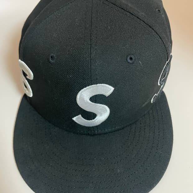 슈프림 뉴에라 S로고 블랙 모자 734(61.5)