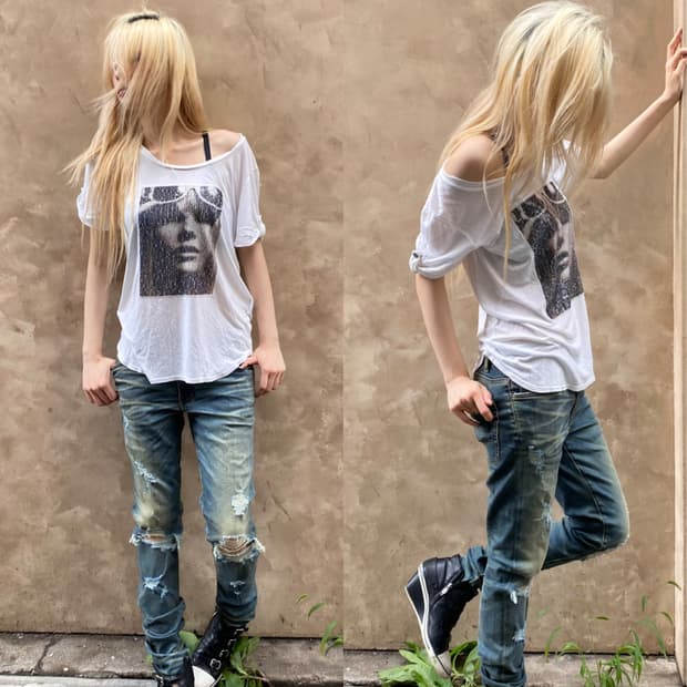 Off-Shoulder 10s Print White Tee