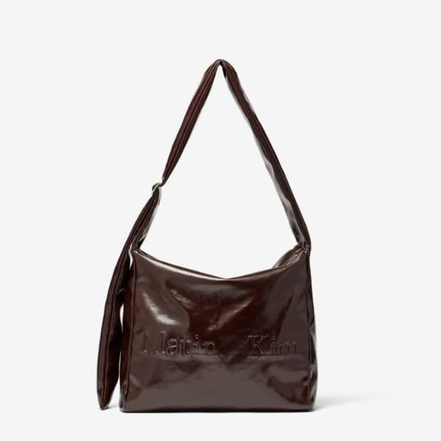 마뗑킴 EMBOSSED LOGO LEATHER SHOULDER BAG I