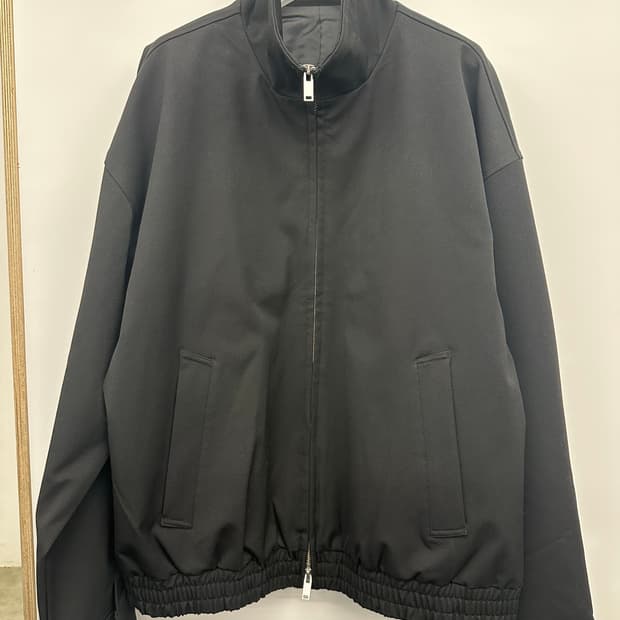 무탠다드 하이넥 미니멀 블루종(블랙)