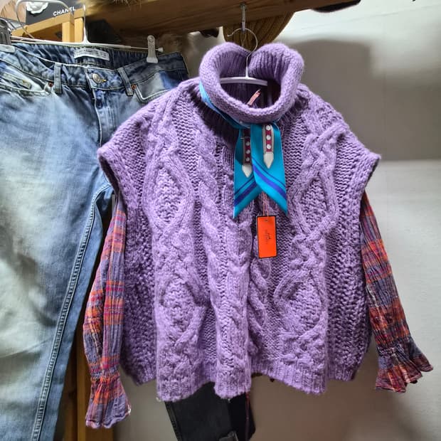 BCBG 라벤더 꽈배기니트