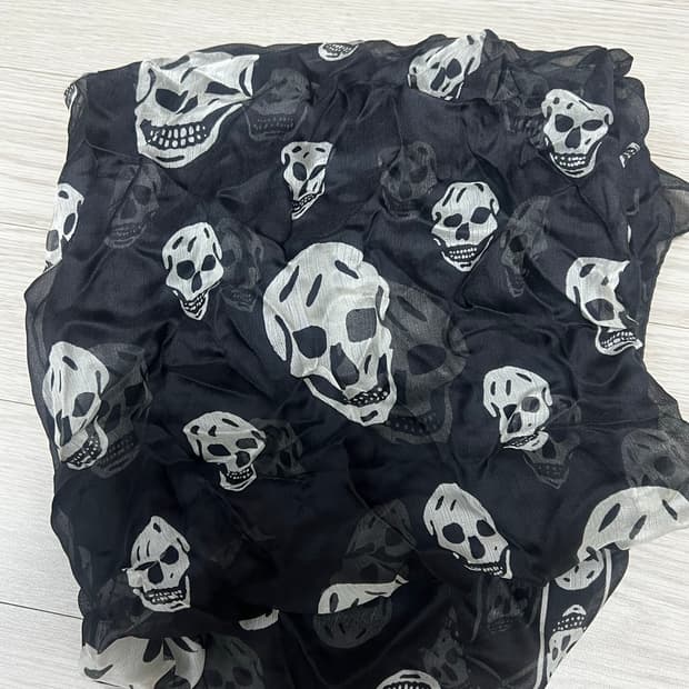 알렉산더 맥퀸 해골 스카프