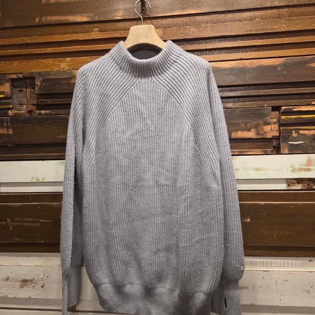 어나더오피스 모호크넥 니트