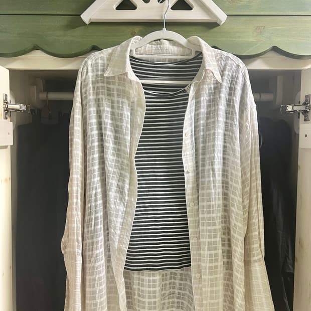 빈티지. 여름 체크 셔츠와 줄무늬 반팔