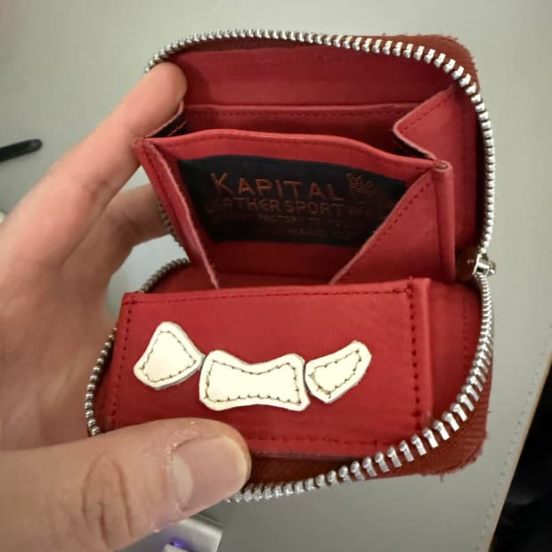 캐피탈 떰즈 업 본 핸드 집 미니 지갑 레드