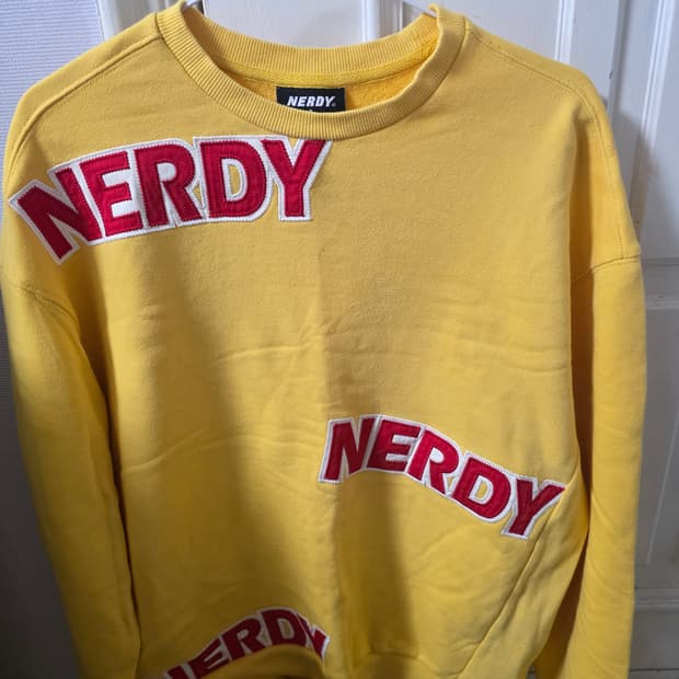 NERDY 자수 맨투맨 (S)